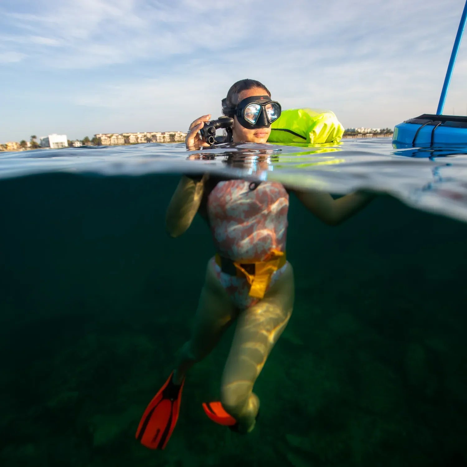 Recreational diver breathing underwater with DiveBlu3 Nomad tankless system.